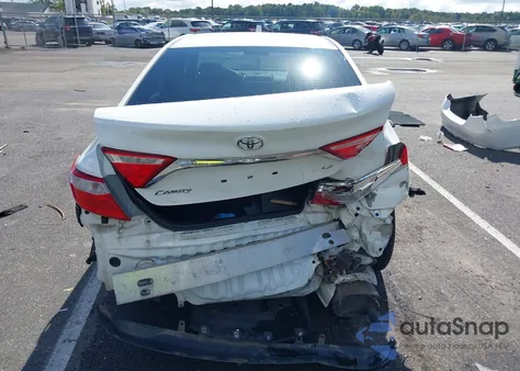 2015 Toyota Camry Le z USA, uszkodzony, nr VIN 4T1BF1FK6FU071111